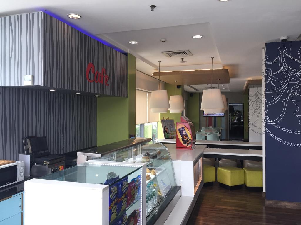Hotel Caspia Pro Грейтър Нойда Екстериор снимка