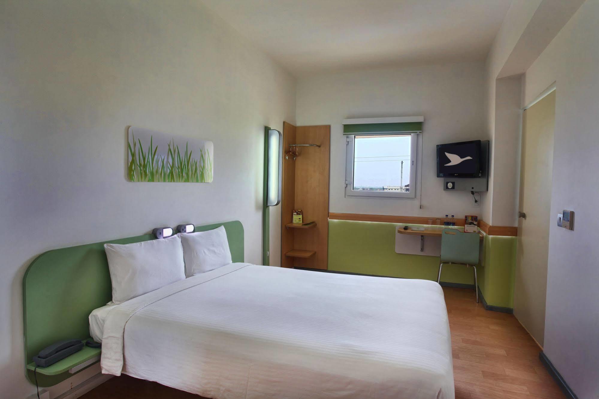 Hotel Caspia Pro Грейтър Нойда Екстериор снимка